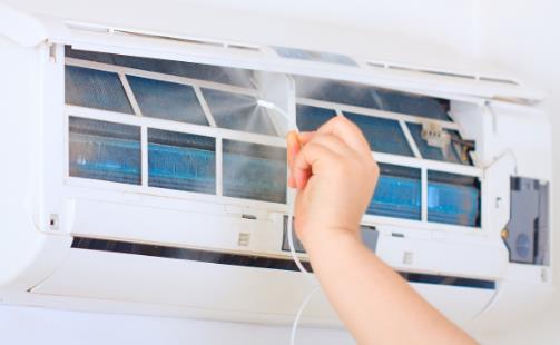 空调不清洗,长期使用对身体怎么样?也许会滋生螨虫,别