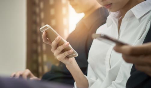 手机瘾的危害大眼睛睡眠变差 戒掉手机瘾的方法