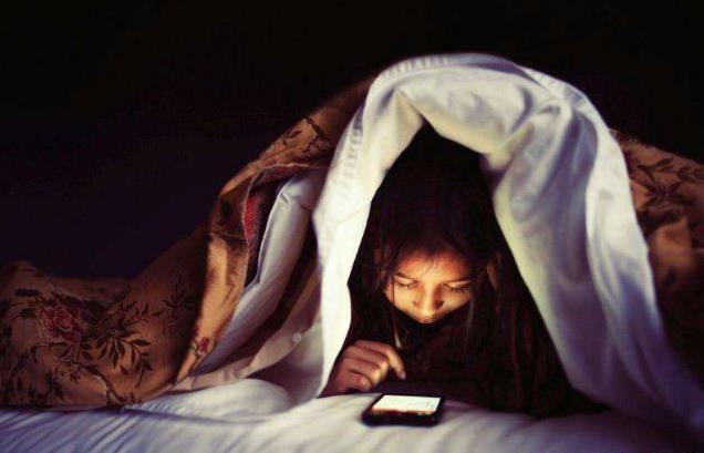 为什么手机是睡眠杀手?习惯性睡前玩手机、长期熬夜玩手机的危害