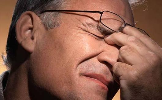 老眼昏花不一定是老视 黑暗环境中看手机诱发青光眼