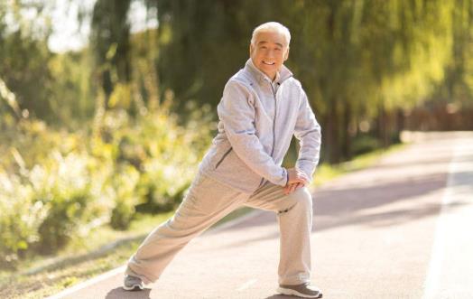 老年人运动不当过度膝盖 容易伤膝盖的运动