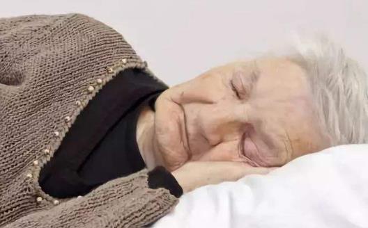 老年人睡太多的危害 提高老人睡眠质量有四宝