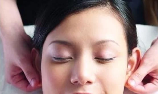 预防老年人幻听耳朵 常揉揉耳朵更能健康长寿