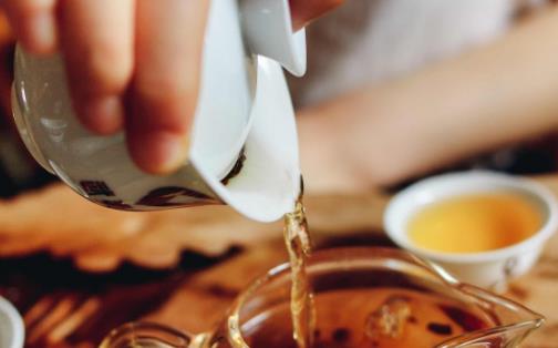 夏日饮茶好处多,医生提醒:有两类女性不宜饮茶,否则会