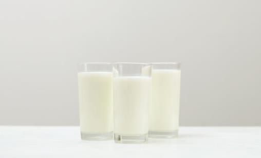 脱脂牛奶vs全脂牛奶:脱脂牛奶真的更适合减肥吗?