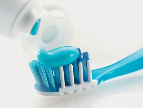 牙膏巧贴画小窍门:牙膏贴画既牢靠又不损坏墙壁