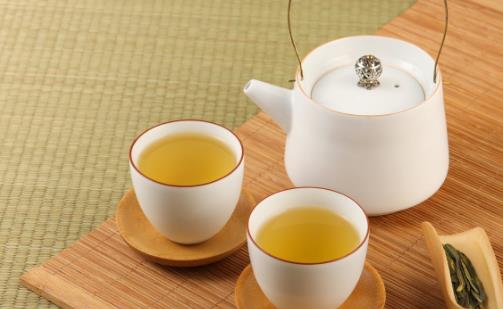 杯中茶垢不除危害大 日常除垢食物帮你清除干净