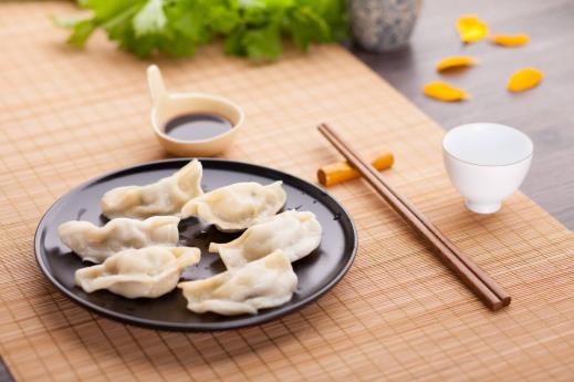 除夕团圆饭是中午还是晚上?除夕吃饺子吃到硬币说明什么