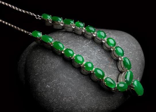 怎么辨别酸洗过的翡翠?酸洗过的翡翠在紫光灯下是什么颜色?