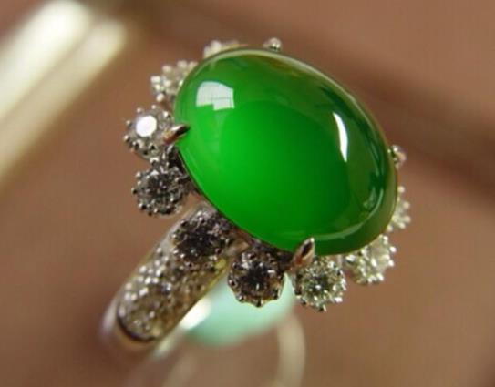 怎么辨别酸洗过的翡翠?酸洗过的翡翠在紫光灯下是什么颜色?