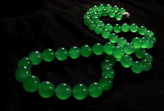 怎么辨别酸洗过的翡翠?酸洗过的翡翠在紫光灯下是什么颜色?