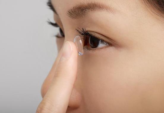 新手用日抛隐形眼镜是不是更好更舒服?日抛隐形眼镜和月抛哪个更伤眼