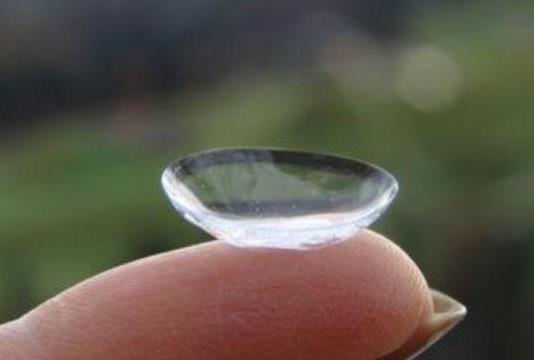 为什么戴日抛眼睛反而眼睛变红了?新手戴日抛隐形眼镜取不出来怎么办