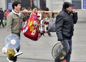 有钱没钱回家过年,盘点历年春节春运中让人泪奔的瞬间!