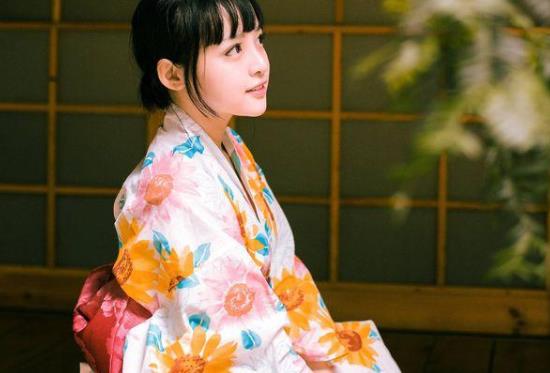 女生为什么那么多龅牙?的腿为什么是弯的?