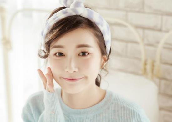 女生为什么那么多龅牙?的腿为什么是弯的?