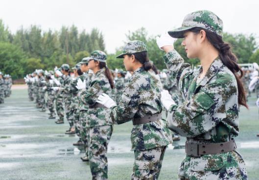 什么兵可以当军训教官?得了什么病大学才可以免军训?