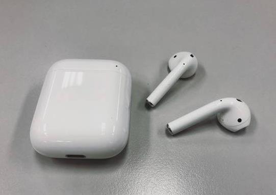 airpods充电仓充电时耳机要拿出来吗?airpods充电仓可以定位吗?