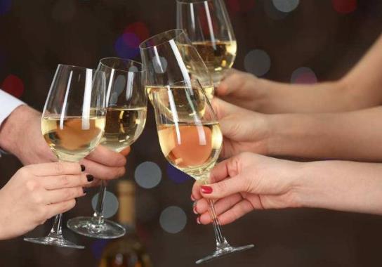 喝酒按哪个部位解酒?喝醉酒应该热敷还是冷敷?