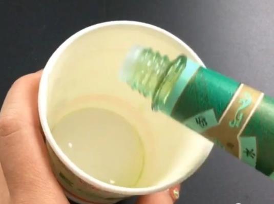 花露水和风油精一起用能不能催情?花露水喷在电风扇上可以变凉吗?