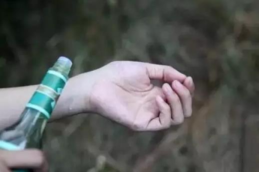 花露水和风油精一起用能不能催情?花露水喷在电风扇上可以变凉吗?