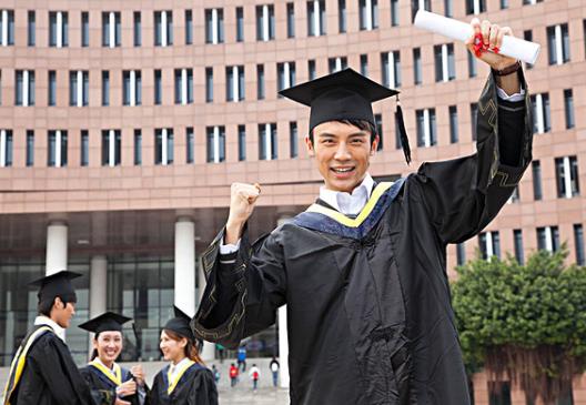 大一开学有必要给室友带礼物吗?大一新生一般带几套衣服合适?