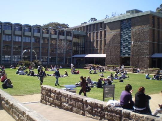 大学报到最晚可以晚几天?大学新生报到完可以出去吗?