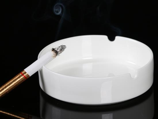 烟灰缸里放什么东西能去除烟味?烟灰缸怎么清洗才没味道?