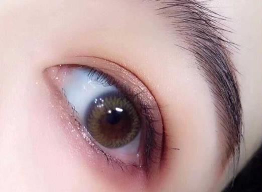 美瞳在眼睛里不见了是怎么回事?美瞳含水量多少合适?
