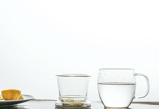 玻璃杯怎么洗干净不留水渍?为什么玻璃杯壁总有脏的?