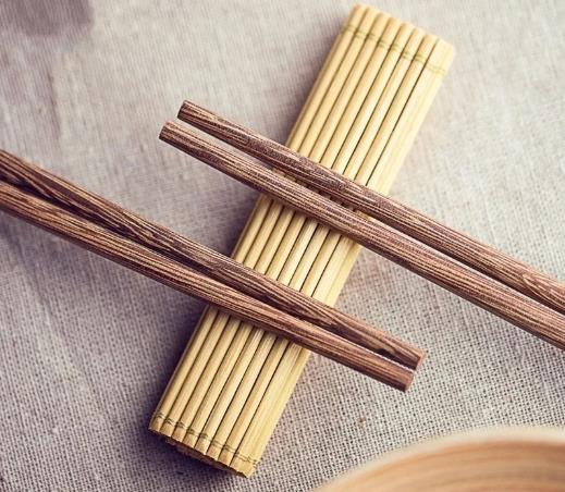 煮木筷子掉色了怎么办?筷子用热水煮过后怎么水变红色了?