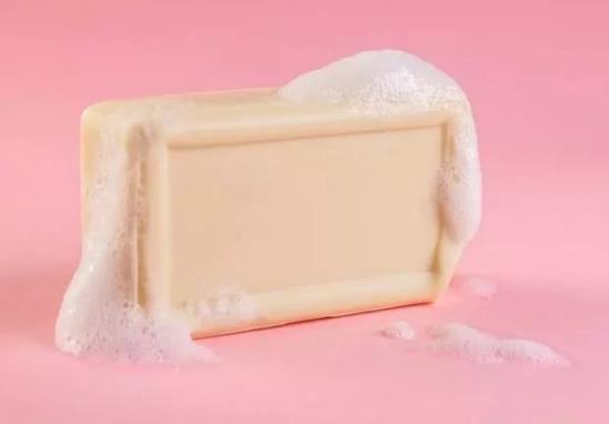 用起泡网打肥皂后要用水冲肥皂吗?肥皂软了怎么变硬?