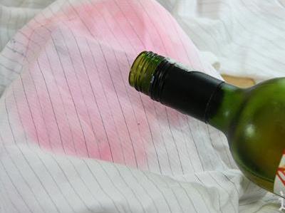 如何轻松洗掉衣服上的“顽固”红酒渍?