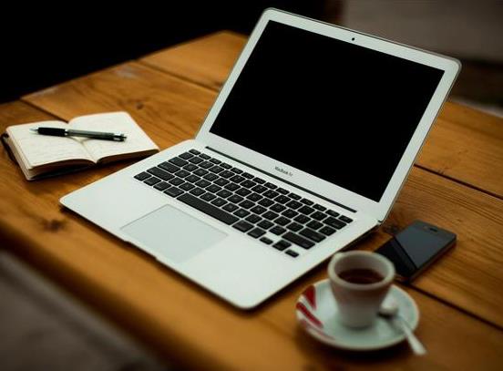 笔记本电脑鼓包了还能继续玩吗?花露水能清洁笔记本电脑吗?