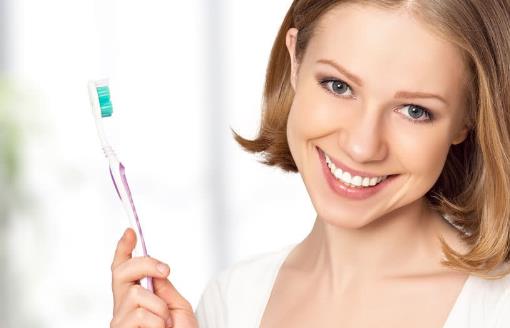 让你没有一点点防备的牙龈出血 用这三种方法止住它