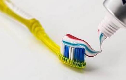 让你没有一点点防备的牙龈出血 用这三种方法止住它