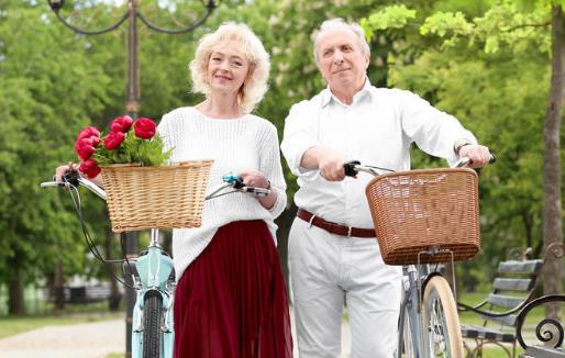 老人散步掌握正确的要领 才能对健康有益