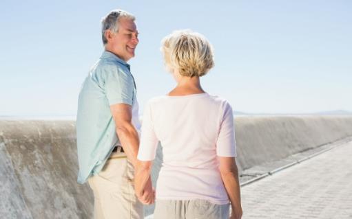 老人散步掌握正确的要领 才能对健康有益