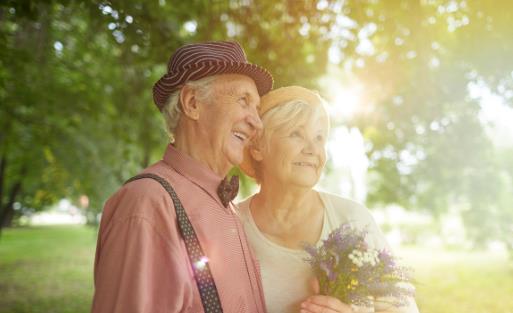 老人散步掌握正确的要领 才能对健康有益