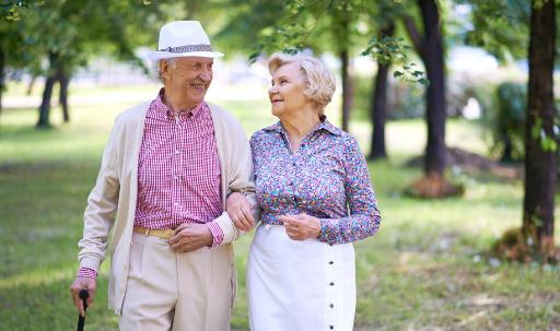 老人散步掌握正确的要领 才能对健康有益