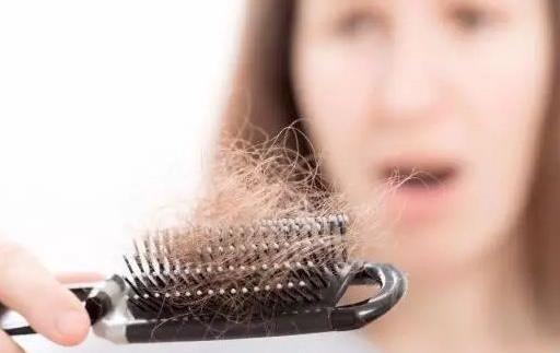 职业女性经常性掉发的原因 脱发的饮食调理