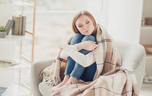 白领午休喜欢趴着睡 导致的健康危害不可轻视