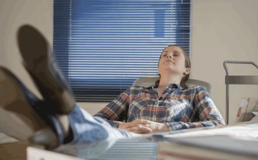 白领午休喜欢趴着睡 导致的健康危害不可轻视