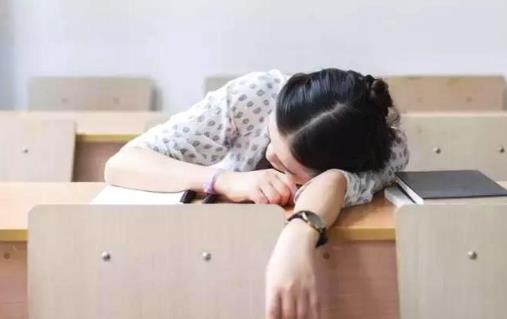 白领午休喜欢趴着睡 导致的健康危害不可轻视